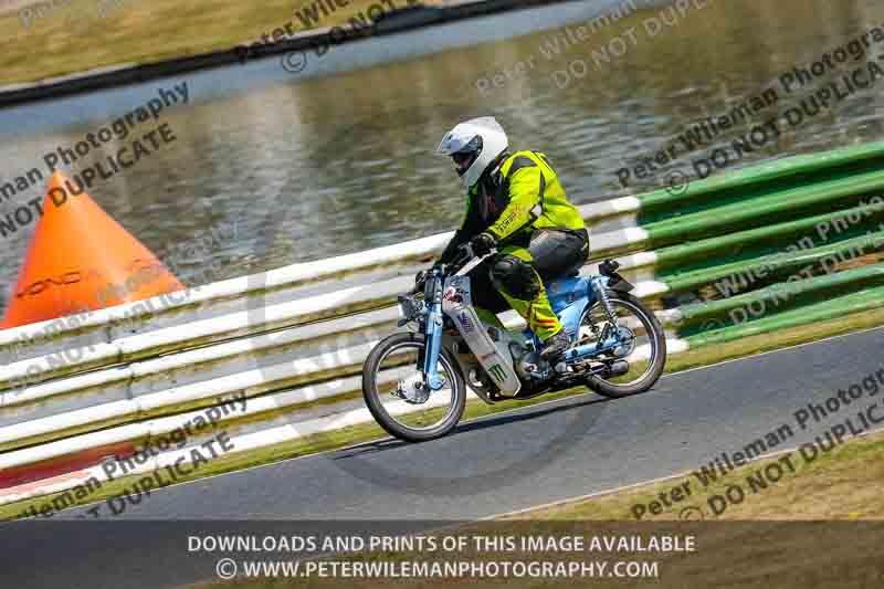 Vintage motorcycle club;eventdigitalimages;mallory park;mallory park trackday photographs;no limits trackdays;peter wileman photography;trackday digital images;trackday photos;vmcc festival 1000 bikes photographs